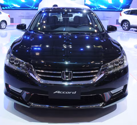 Một số đặc điểm cải tiến về thiết kế ngoại thất gồm có lưới tản nhiệt trước và đèn led sau trang nhã...