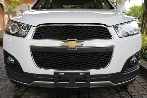 Lưới tản nhiệt kép viền cờ-rôm cùng cản trước thiết kế với hai tông màu tăng tính thời trang. Trong phiên bản 2014, Captiva được trang bị thêm cảnh báo va chạm phía trước hỗ trợ đắc lực việc đỗ xe, lùi xe...