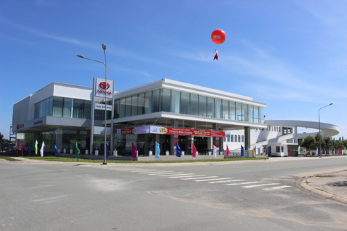 Công ty Cổ phần Toyota Bình Dương (gọi tắt là Toyota Bình Dương) sẽ chính thức đi vào hoạt động từ tháng 12/2014 theo mô hình 2S (Service - Dịch vụ và Spare parts - Phụ tùng chính hiệu) trong giai đoạn đầu. Thành viên thứ 40 này có tổng số vốn đầu tư là 3 triệu USD, được xây dựng trên tổng diện tích đất là 4.600m2 tại địa chỉ Lô C13, đường Hùng Vương, phường Hòa Phú, TP Thủ Dầu Một, tỉnh Bình Dương. Công ty Cổ phần Toyota Bình Dương (gọi tắt là Toyota Bình Dương) sẽ chính thức đi vào hoạt động từ tháng 12/2014 theo mô hình 2S (Service - Dịch vụ và Spare parts - Phụ tùng chính hiệu) trong giai đoạn đầu. Thành viên thứ 40 này có tổng số vốn đầu tư là 3 triệu USD, được xây dựng trên tổng diện tích đất là 4.600m2 tại địa chỉ Lô C13, đường Hùng Vương, phường Hòa Phú, TP Thủ Dầu Một, tỉnh Bình Dương.