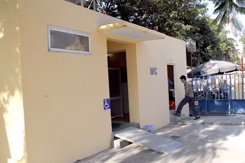 Khu vực vệ sinh có lối đi riêng dành cho người khuyết tật.