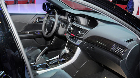 Không gian rộng rãi ở hàng ghế trước.