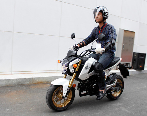 MSX 125 là mẫu xe côn tay đầu tiên được Honda Việt Nam nhập khẩu từ Thái Lan và chính thức phân phối ra thị trường với mức giá bán lẻ đề xuất là 59,99 triệu đồng cùng các màu xanh, đỏ, đen và trắng. Honda Việt Nam áp dụng chế độ bảo hành 20.000km hoặc 2 năm cùng 6 lần kiểm tra định kỳ miễn phí cho MSX 125.