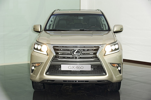 Triết lý thiết kế năng động đặc trưng của Lexus với lưới tản nhiệt hình con suốt (L-finesse) cá tính, hài hòa với thiết kế nổi ba chiều năng động của cản trước cùng đường nét liên tục bắt đầu từ mui xe của khung lưới tản nhiệt mang lại một vẻ đẹp đồng nhất, thể hiện một sức mạnh tinh tế.