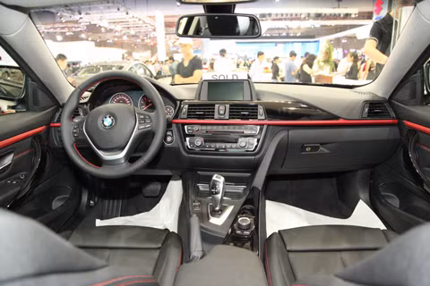 Xe được trang bị tiêu chuẩn hộp số tự động 8-cấp kiểu thể thao với chức năng chuyển số tự động hoặc thông qua lẫy chuyển số bằng tay trực tiếp được tích hợp trên vô-lăng.