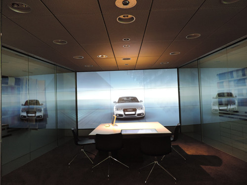 Khu vực giới thiệu xe sử dụng công nghệ đa phương tiện bao gồm một màn hình lớn hiển thị hình ảnh xe với kích thước thực có thể thay đổi tùy biến theo yêu cầu.