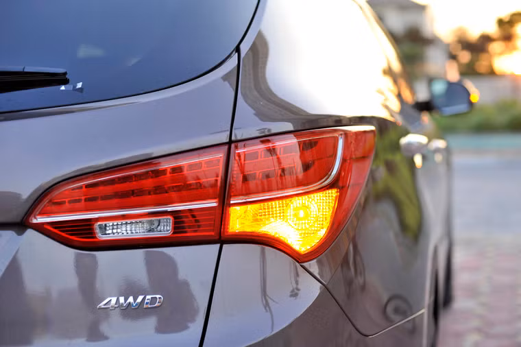 Hệ thống đèn phía sau công nghệ led. Xe có lắp lưới ngăn hành lý.