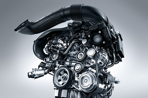 Cả 3 phiên bản C-Class tại Việt Nam đều được trang bị động cơ M274 hoàn toàn mới với hai mức công suất/mô-men xoắn khác nhau, mang đến khả năng tăng tốc tức thì và mức tiêu hao nhiên liệu trung bình 5,5 lít/100km (trong điều kiện lý tưởng).