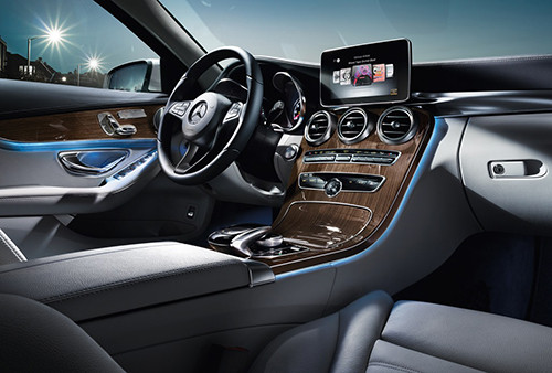 Bảng điều khiển trung tâm của C-Class có thể xem là một kiệt tác nghệ thuật với thiết kế nguyên khối và kết nối cùng bệ tựa tay. Với việc điều chỉnh các thông số, hành khách có thể thao tác thông qua bề mặt Touchpad cảm ứng đa điểm hoặc núm xoay kết nối trực tiếp với màn hình HD cỡ lớn (7 hoặc 8,4 inch).