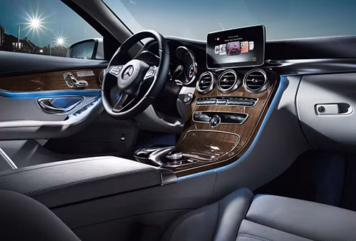 Bảng điều khiển trung tâm của C-Class có thể xem là một kiệt tác nghệ thuật với thiết kế nguyên khối và kết nối cùng bệ tựa tay. Với việc điều chỉnh các thông số, hành khách có thể thao tác thông qua bề mặt Touchpad cảm ứng đa điểm hoặc núm xoay kết nối trực tiếp với màn hình HD cỡ lớn (7 hoặc 8,4 inch).