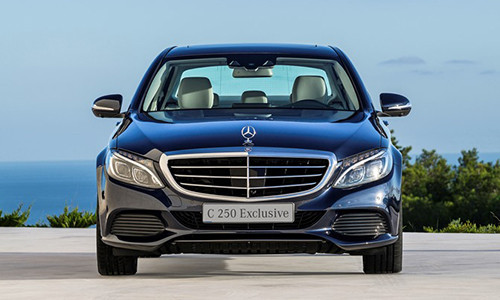 Đặc điểm nhận diện rõ nhất C-Class mới chính là phần nắp capô kéo dài và khoang hành khách được đẩy ra phía sau. Đường cong dập nổi trên thân xe buông dần từ cụm đèn trước ra hốc bánh sau thay vì đổ dốc từ sau ra trước, giúp chiếc xe trở nên cân bằng và vững chắc hơn. Nhìn từ phía trước, phần đầu xe được tạo dáng nhấn mạnh vào chiều rộng, thể hiện phẩm chất thể thao.