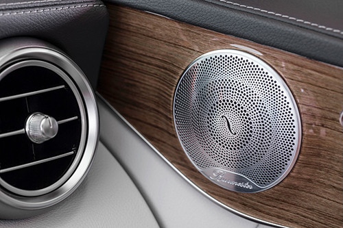 Hệ thống loa Burmester® 13 loa công suất 590 watt được chế tác bởi các bậc thầy audio tại Berlin. Hệ thống AIR-BALANCE với bộ lọc không khí cao cấp cùng năng ion hóa oxy sẽ giúp hành khách tận hưởng một không gian trong lành sau những giờ làm việc mệt mỏi.