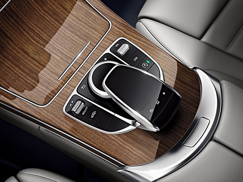 Gần như toàn bộ chất liệu mà hành khách có thể nhìn thấy và tiếp xúc đều được làm từ da, gỗ và hợp kim nhôm.