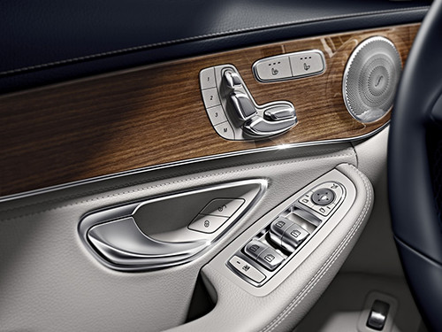 Các phím điều khiển trên C-Class hầu hết được làm từ kim loại. Các mảng ốp hay tay nắm cửa được chế tác từ nhôm hoặc gỗ nguyên khối.