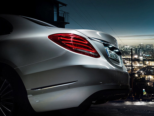 Đèn hậu với thiết kế lấy cảm hứng từ đàn anh S-Class. C-Class mới còn được trang bị hàng loạt các tính năng an toàn vượt trội gồm: Hỗ trợ đỗ xe tự động Active Parking Assist với camera lùi; ATTENTION ASSIST; ESP Curve Dynamic Assist; Crosswind Assist; phanh tay điều khiển điện với chức năng nhả phanh thông minh; túi khí phía trước, túi khí bên hông phía trước, túi khí đầu gối cho người lái, túi khí cửa sổ… 