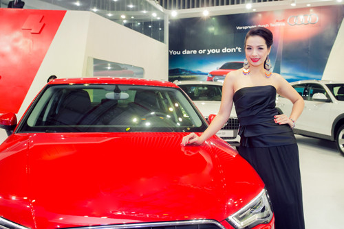 Cựu siêu mẫu Thúy Bằng bên chiếc Audi A3.