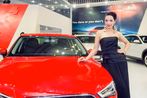 Cựu siêu mẫu Thúy Bằng bên chiếc Audi A3.