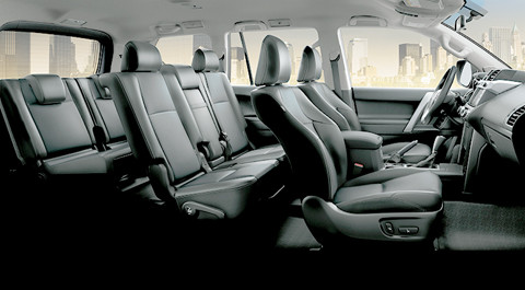 Land Cruiser Prado 2014 có không gian thoáng đãng, thoải mái cho 7 người với thân xe rộng ngang, khoang để chân lớn và trần xe cao. Bộ ghế da và các tấm ốp trang trí cửa được thay thế bằng màu đen.