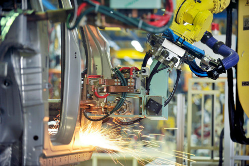 Toàn bộ công đoạn hàn được lập trình từ trước, robot sẽ tự động mài sạch mỏ hàn theo chu kỳ 200 điểm hàn, toàn bộ hoạt động của robot được kiểm soát bằng hệ thống cảm biến xung quanh. Với bất cứ sai lệch nhỏ nhất nào, robot hàn sẽ dừng hoạt động và báo lỗi. Công suất thiết kế phân xưởng hàn là 6 xe/giờ.