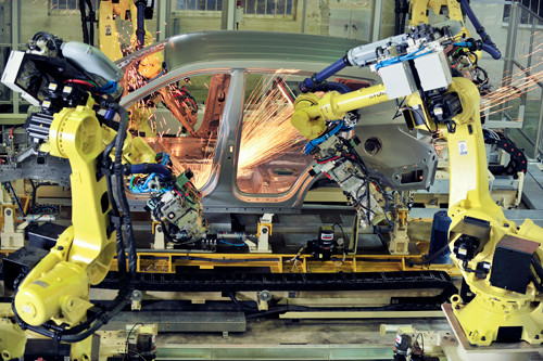 Đáng chú ý nhất trong phân xưởng hàn chính là 6 chiếc robot hàn tự động do Hyundai Hàn Quốc cung cấp. Với hệ thống Robot hàn tự động, ngoài việc tạo ra năng suất cao mà độ ổn định, chính xác tuyệt đối từng mối hàn giúp cho chất lượng xe đạt tiêu chuẩn cao nhất.