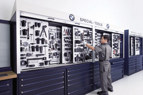 Phòng phụ tùng và trang thiết bị xe BMW có sẵn để đáp ứng nhu cầu thay mới và gắn thêm phụ kiện của khách hàng.