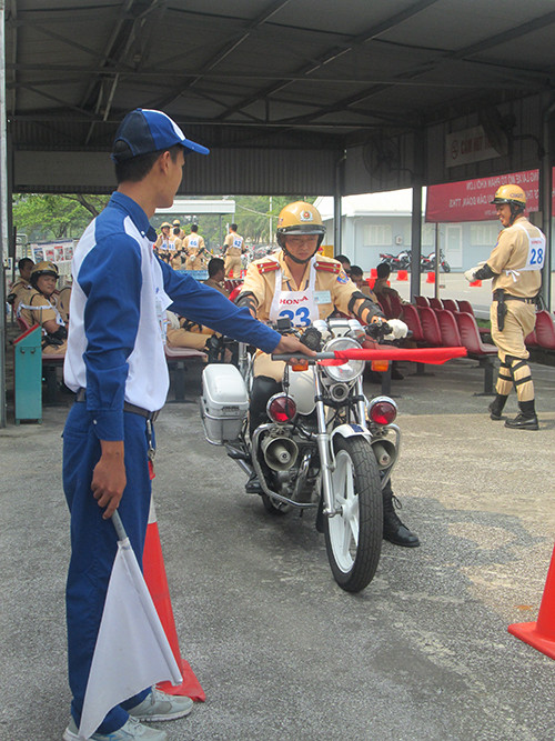 Các chiến sĩ CSGT chuẩn bị phần thi cua vòng.