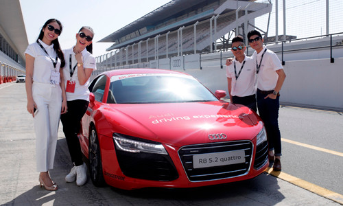 Các đại sứ tạo dáng trước giờ xuất phát.