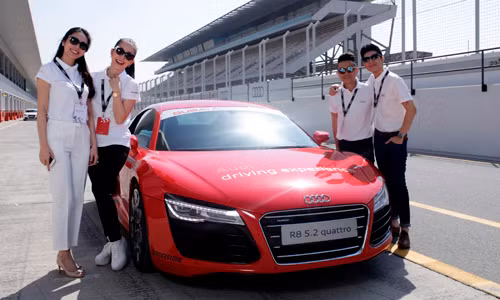 Các đại sứ tạo dáng trước giờ xuất phát.