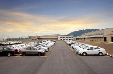 Được xây dựng với vốn đầu tư 40 triệu đô la Mỹ, nhà máy lắp ráp ô tô tại Đà Nẵng (TCIEV) có tổng diện tích tổng 129.500m2, với diện tích xây dựng là 31.450m2, vận hành bởi lực lượng lao động được đào tạo bài bản với tổng số 230 nhân viên. Hiện nay, TCIEV có thể sản xuất 6.500 chiếc xe một năm cho một dây chuyền hoạt động... Hình ảnh trên là khu vực để xe.