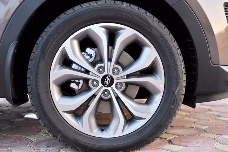 La giăng 19 inches cùng lốp dự phòng loại la giăng đúc.