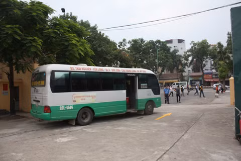 ... lần lượt xuất bến và...