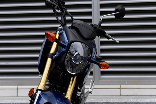 MSX 125 sử dụng đèn pha gương cầu, kiểu máy chiếu kết hợp thời trang và thể thao, cho độ sáng tốt, thu hút mọi ánh nhìn.