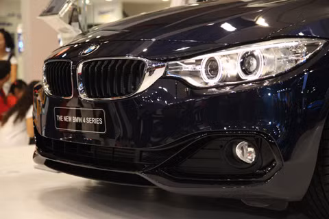 Lưới tản nhiệt đặc trưng kéo rộng sang hai bên.