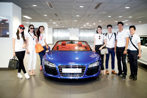 Các đại sứ cùng tạo dáng bên chiếc Audi R8 V10 được trưng bày tại showroom Audi Dubai lớn nhất thế giới.