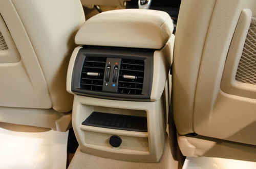 Hệ thống điều hòa cho hàng ghế sau.