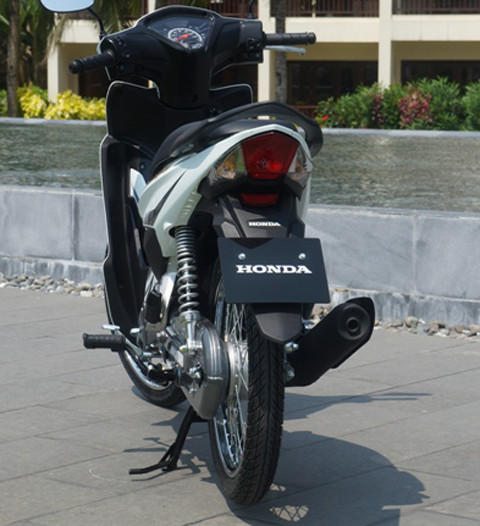 Cụm đèn hậu vuốt cao kiêu hãnh làm tăng thêm dấu ấn cá tính đầy năng động, trẻ trung. Đặc biệt thiết kế liền khối càng nhấn mạnh hơn nữa vẻ mạnh mẽ thể thao của chiếc xe.