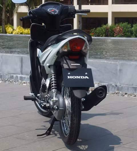 Cụm đèn hậu vuốt cao kiêu hãnh làm tăng thêm dấu ấn cá tính đầy năng động, trẻ trung. Đặc biệt thiết kế liền khối càng nhấn mạnh hơn nữa vẻ mạnh mẽ thể thao của chiếc xe.