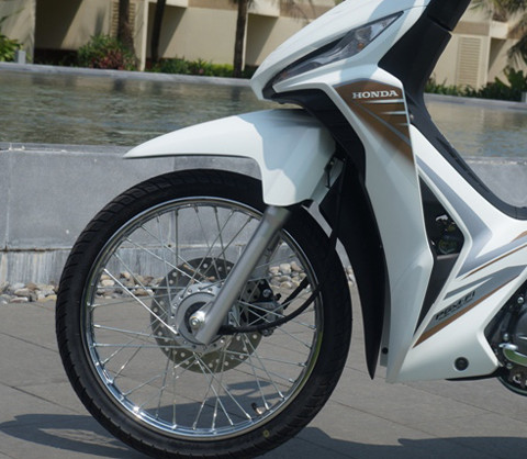 Xe được trang bị hệ thống phanh đĩa trước đường kính 220mm và phanh cơ sau đường kính 110mm với lực phanh mạnh mẽ và an toàn cho người sử dụng. Hệ thống phanh cùng với vành đúc bằng hợp kim nhôm nhẹ tạo thêm ấn tượng thể thao cho xe.