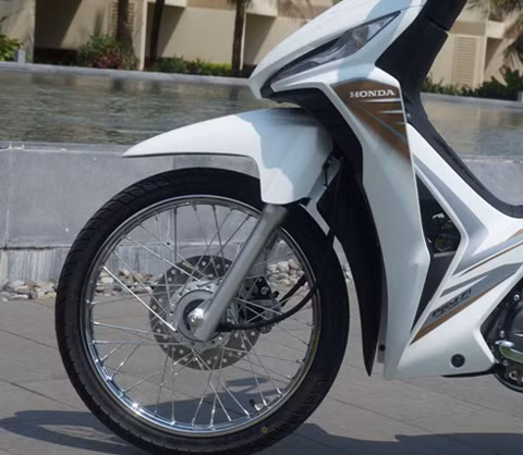 Xe được trang bị hệ thống phanh đĩa trước đường kính 220mm và phanh cơ sau đường kính 110mm với lực phanh mạnh mẽ và an toàn cho người sử dụng. Hệ thống phanh cùng với vành đúc bằng hợp kim nhôm nhẹ tạo thêm ấn tượng thể thao cho xe.