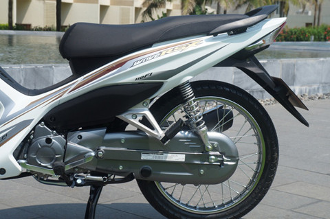 Hộc đựng đồ tiện lợi có khả năng chứa được 1 mũ bảo hiểm nửa đầu cùng những vật dụng cá nhân khác.