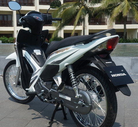 Thiết kế hiện đại "3 trong 1" gồm khóa điện, khóa từ và khóa cổ truyền thống rất tiện lợi và an tâm hơn.