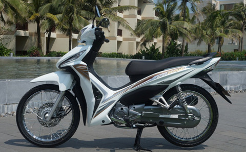 Thân xe là sự kết nối tài tình giữa các mặt cong tạo nên đường nổi thân xe độc đáo và thanh thoát. Không chỉ đạt được tiêu chuẩn khí thải Euro 2 hiện hành, động cơ Wave RSX còn có khả năng đáp ứng cả tiêu chuẩn khí thải Euro 3 nghiêm ngặt (theo điều kiện thử nghiệm của Honda).