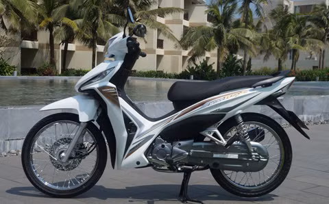 Thân xe là sự kết nối tài tình giữa các mặt cong tạo nên đường nổi thân xe độc đáo và thanh thoát. Không chỉ đạt được tiêu chuẩn khí thải Euro 2 hiện hành, động cơ Wave RSX còn có khả năng đáp ứng cả tiêu chuẩn khí thải Euro 3 nghiêm ngặt (theo điều kiện thử nghiệm của Honda).