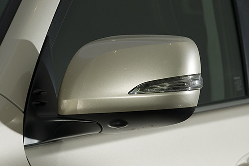 Gương chiếu hậu chỉnh điện với hình dáng khí động học giúp giảm tiếng ồn của gió và ổn định thân xe, được tích hợp thêm đèn LED xi-nhan. Đặt biệt là camera quan sát đa địa hình bên hông xe và bộ nhớ vị trí cho ghế lái.