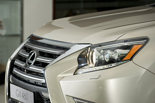 Đèn cốt LED đặc biệt và đèn chiếu sáng ban ngày LED hình chữ L tạo hình không gian ba chiều, được tích hợp thêm hệ thống rửa tự động đồng bộ với cần gạt nước. Hốc đèn sương mù thiết kế ấn tượng và có phạm vi chiếu sáng rộng cho tầm nhìn ban đêm tuyệt vời nhờ tính năng mở rộng quầng sáng.