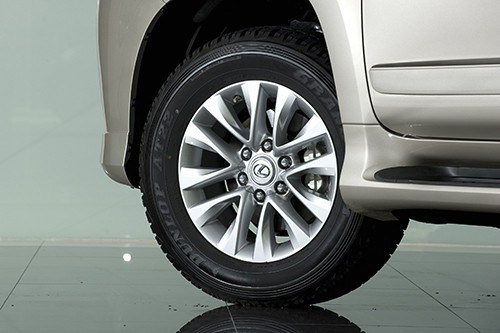 Thiết kế hông xe với đường gân chạy dọc thân xe và nẹp bảo vệ tạo nên hình dáng chắc khoẻ làm nổi bật tính đa năng và thể thao với mâm đúc hợp kim 18 inch có các chấu thiết kế hình chữ V góc cạnh.