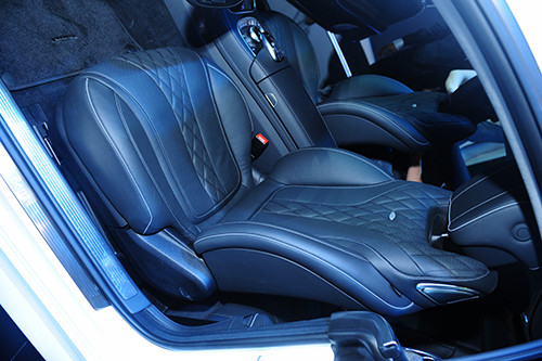 Tựa đầu điều chỉnh được cho tất cả các ghế, tựa đầu giảm chấn thương cổ NECK-PRO cho ghế trước. Dây đai an toàn 3 điểm cho tất cả các ghế với bộ căng đai khẩn cấp và giới hạn lực siết.