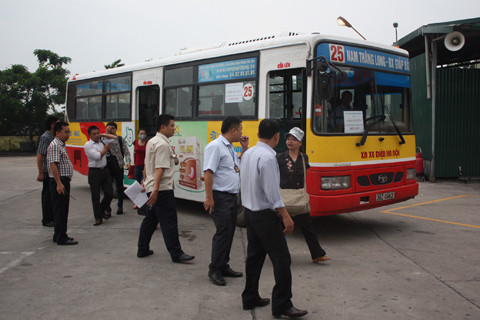 Xe buýt của Xí nghiệp Xe điện Hà Nội (thuộc Tổng Công ty Vận tải Hà Nội) được bố trí vận chuyển hành khách miễn phí từ bến xe Mỹ Đình sang bến xe khách Nam Thăng Long trong thời gian đầu.