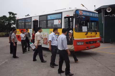 Xe buýt của Xí nghiệp Xe điện Hà Nội (thuộc Tổng Công ty Vận tải Hà Nội) được bố trí vận chuyển hành khách miễn phí từ bến xe Mỹ Đình sang bến xe khách Nam Thăng Long trong thời gian đầu.