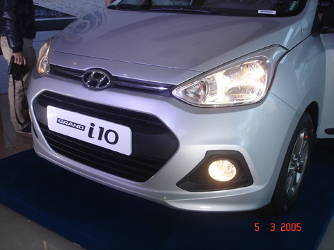 Lưới tản nhiệt trước cỡ lớn, đèn pha dạng vòng trong suốt phía trước và đèn sương mù giúp tăng khả năng chiếu sáng ban đêm.