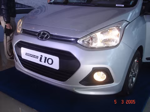 Lưới tản nhiệt trước cỡ lớn, đèn pha dạng vòng trong suốt phía trước và đèn sương mù giúp tăng khả năng chiếu sáng ban đêm.